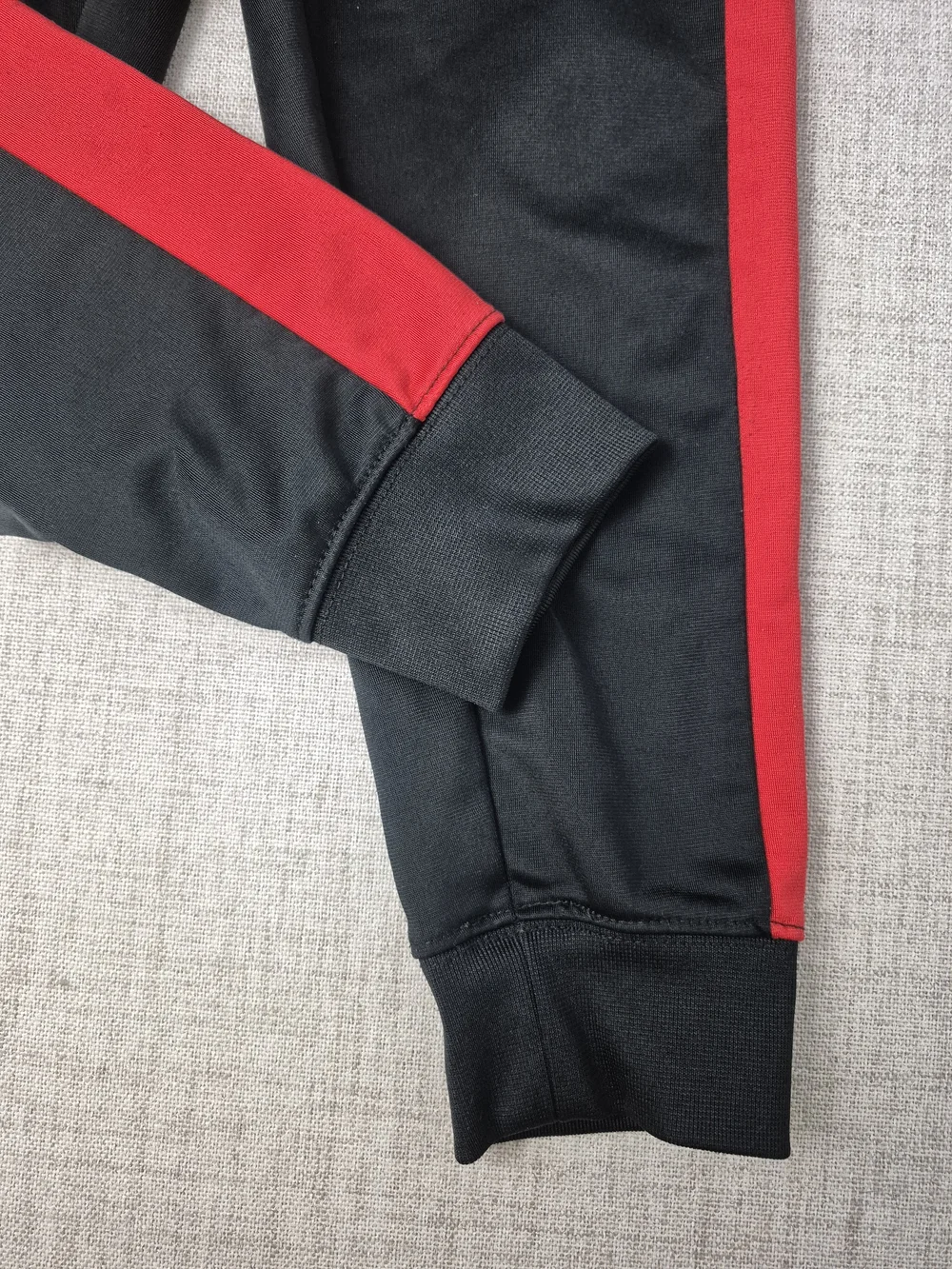 Nike Boys Black Red Tracksuit Set Size 5 4-5T - Picture 11 of 15
